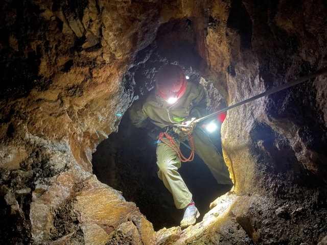 Rapel en el interior de las cueva