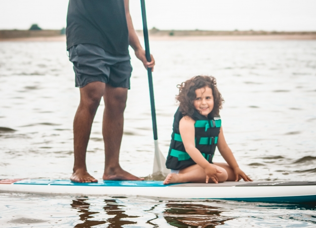 Niña sobre tabla de sup