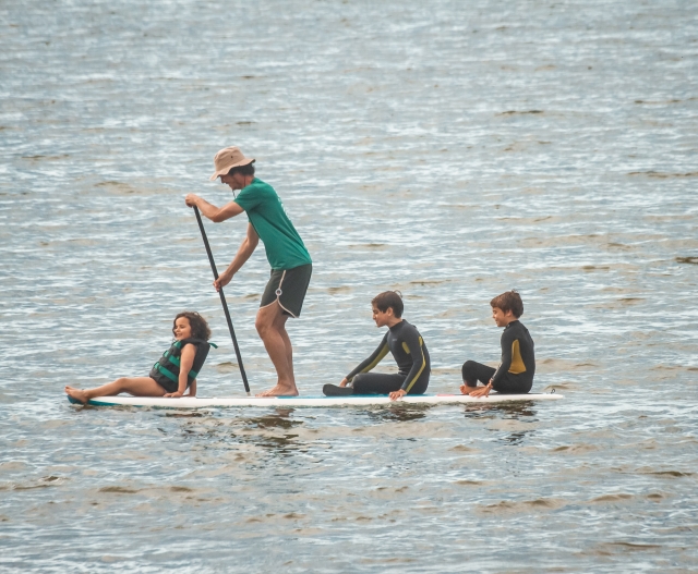 Tabla de sup llena de niños
