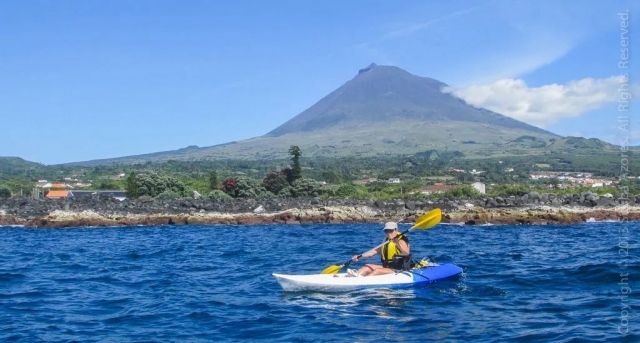 Practicando piragüismo en las Azores