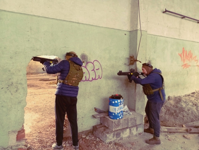 Apunta a su contrincanle con la pistola laser