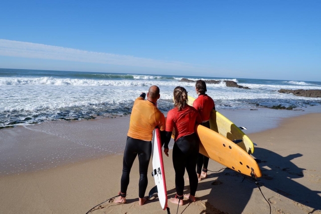 El profesor de surf explica a su alumnos