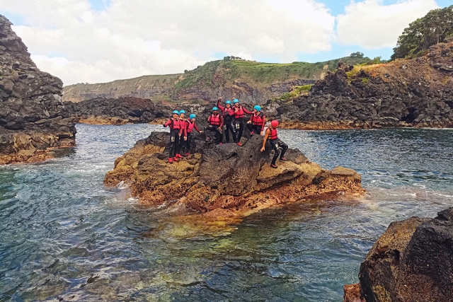 Grupo de amigos haciendo coasteering