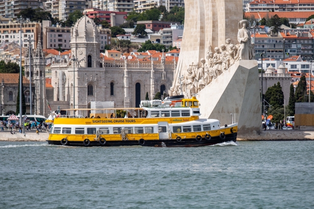 Ruta turística en barco por el río