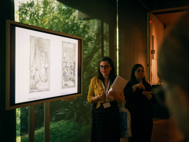 Dando una charla en el museo