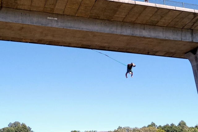 Saltando desde el Puenle Internacional