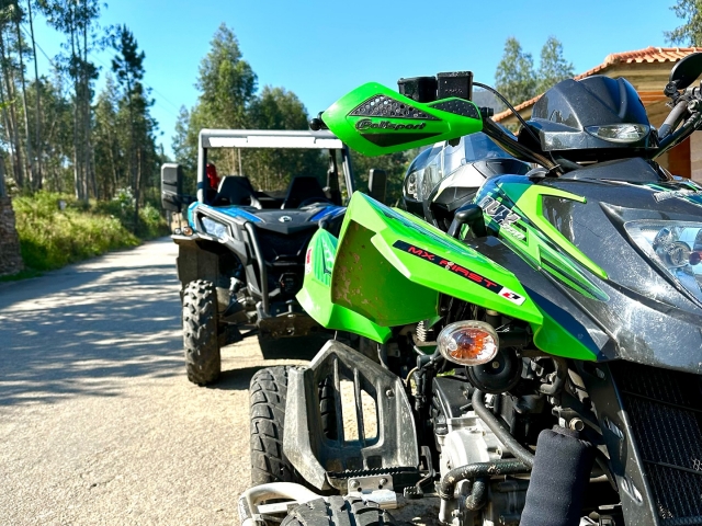 Buggy detrás del cuatrimoto