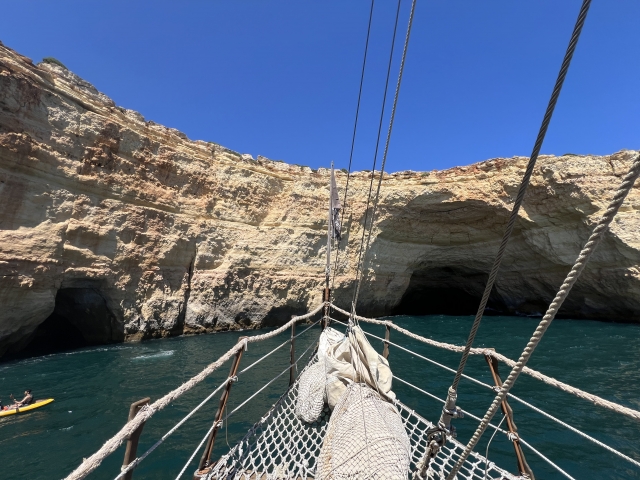 Barco frenle a las grutas