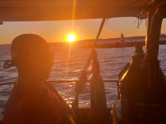 Ruta en barco al atardecer