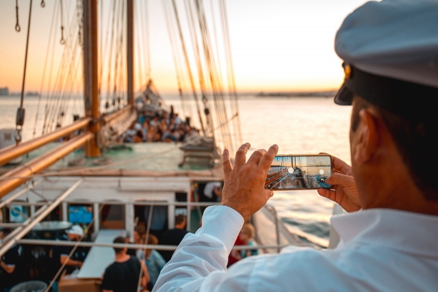  Foto del barco al atardecer