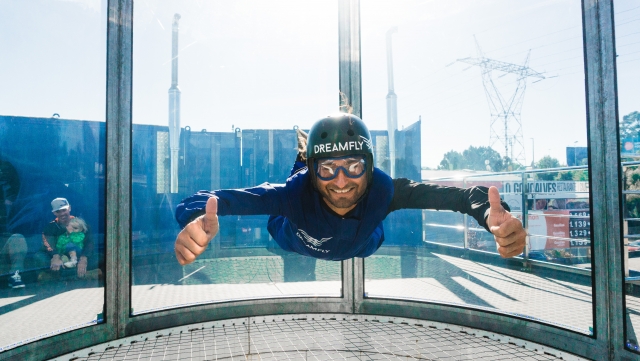 Hombre dentro del túnel de viento