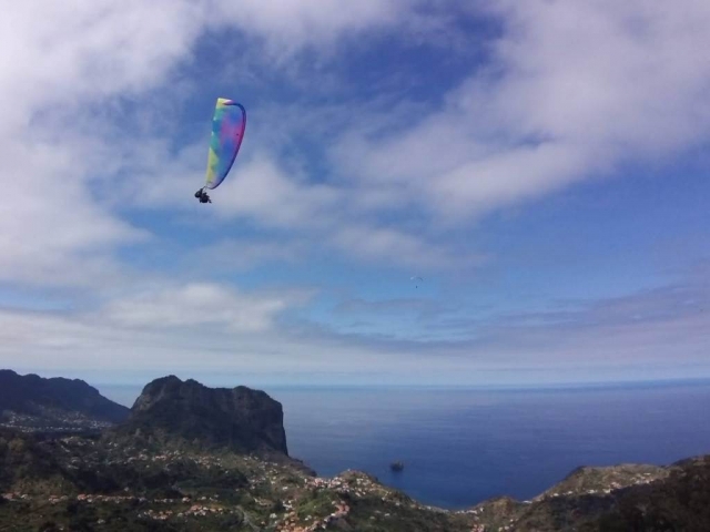 Volando en parapenle por Funchal