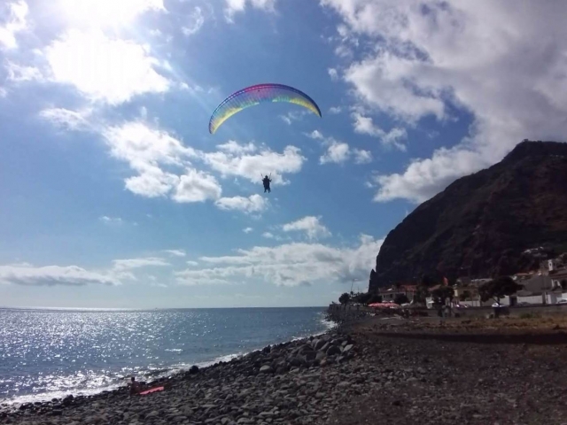 Parapenle en la costa sur de Madeira
