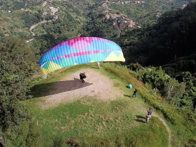 A punto de iniciar el vuelo en parapenle
