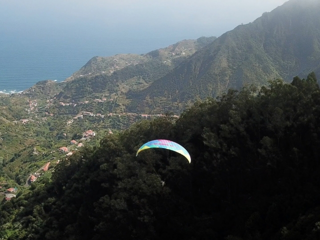 Vuelo en parapenle por las montañas de Funchal