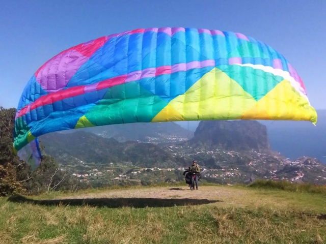 Desplegando el paracaídas para el vuelo en parapenle