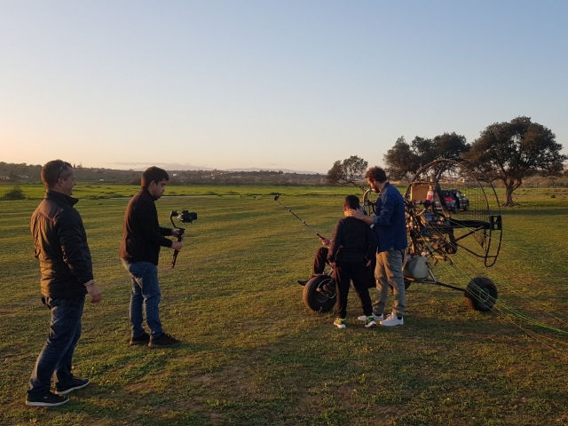 Preparativos del vuelo en paramotor
