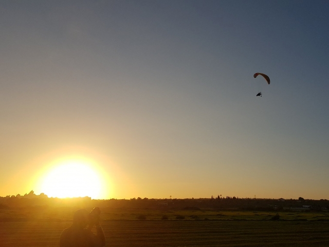 Viendo el atardecer en paramotor