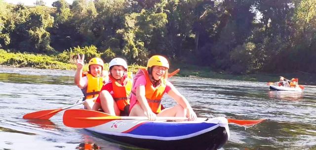 Diversión en familia sobre la canoa raftt
