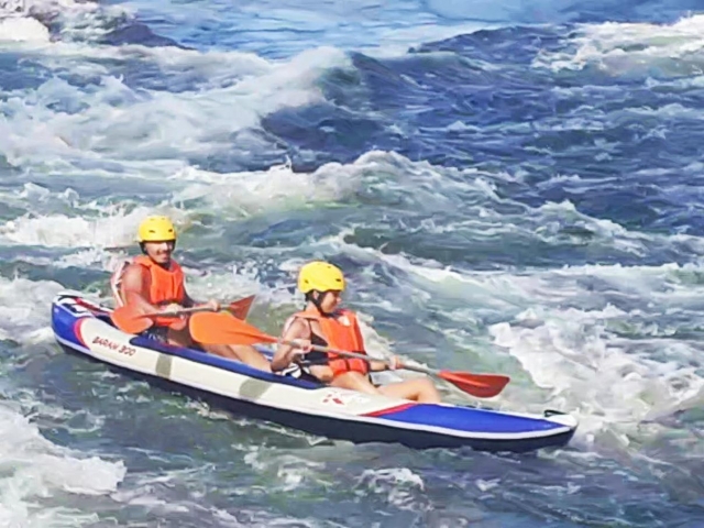 Remando en canoa sobre los rápidos del Miño