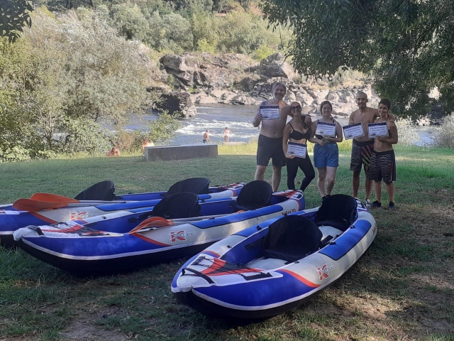 Sosteniendo el certificado tras completar la ruta en canoa raft