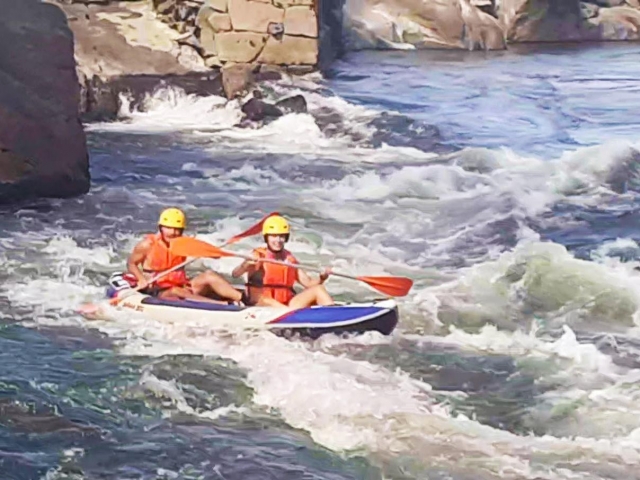 Rápidos del río Mino en kayak