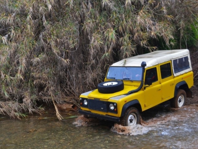 Manejando el Jeep campo a través 