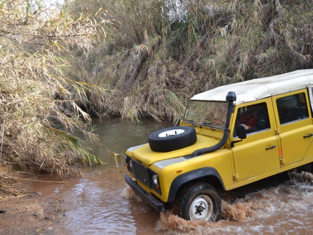 En Albufeira cruzando un río con el Jeep