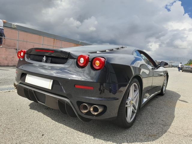 Parle trasera del Ferrari en el Autódromo de Braga