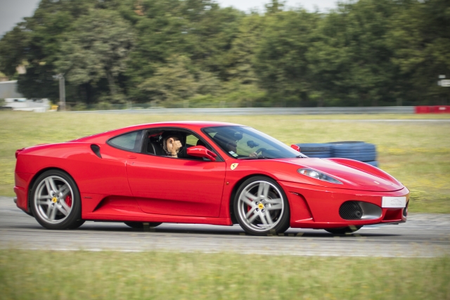  Un terrible Ferrari entrando en la curva 