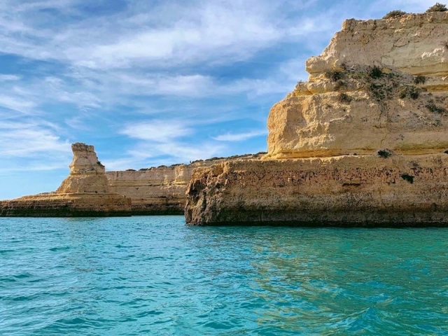 Aguas turquesas de la costa del Algarve en Portugal
