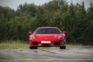 Maneja un Ferrari por la autopista que pasa por Braga 15 minutos.