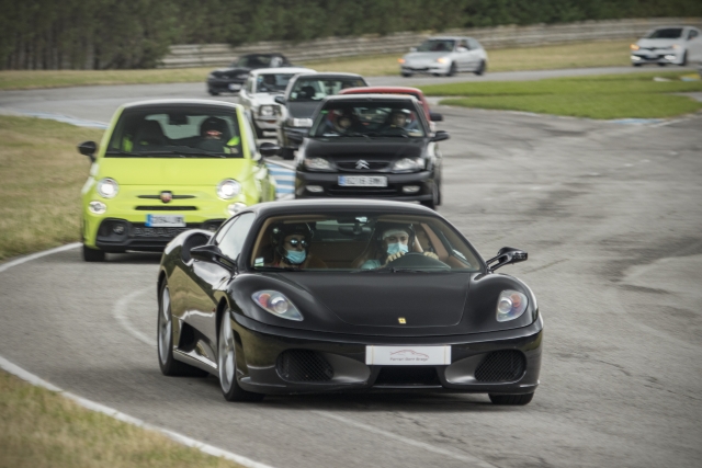 Caravana de coches liderados por un Ferrari 