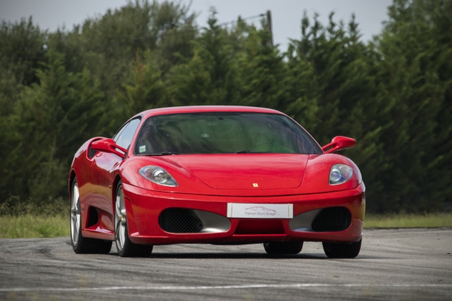 Ferrari rojo recorriendo el circuito