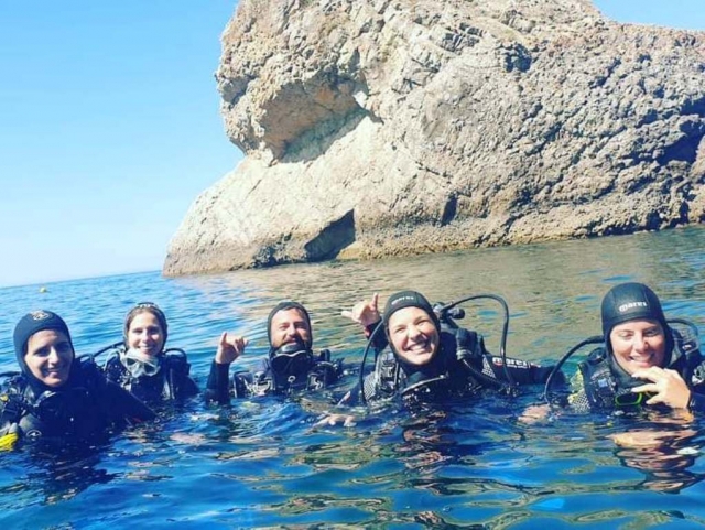 Amigas haciendo el curso de buceo en Sesimbra