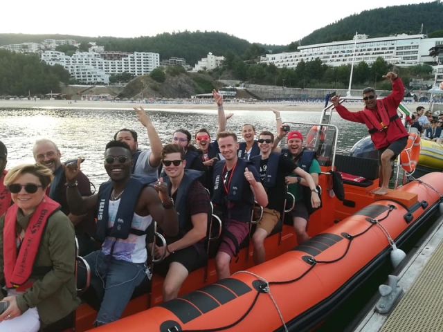 Paseo en barco en familia para whale watching