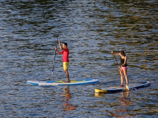 Chavos disfrutando del stand up paddle