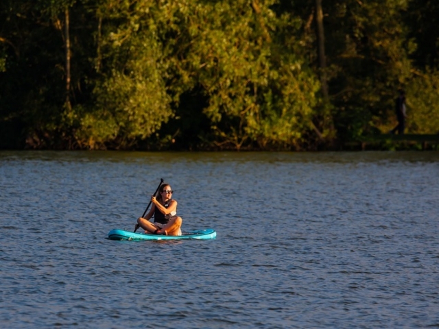 Haciendo paddle board en el lago