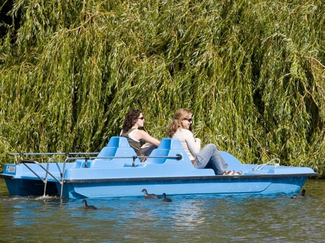 Dando un paseo en hidropedal por el lago