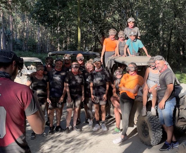 Grupo de aventureros duranle la ruta en buggy