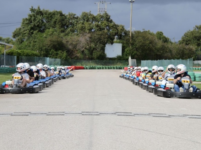 Los karts en la parrilla de salida