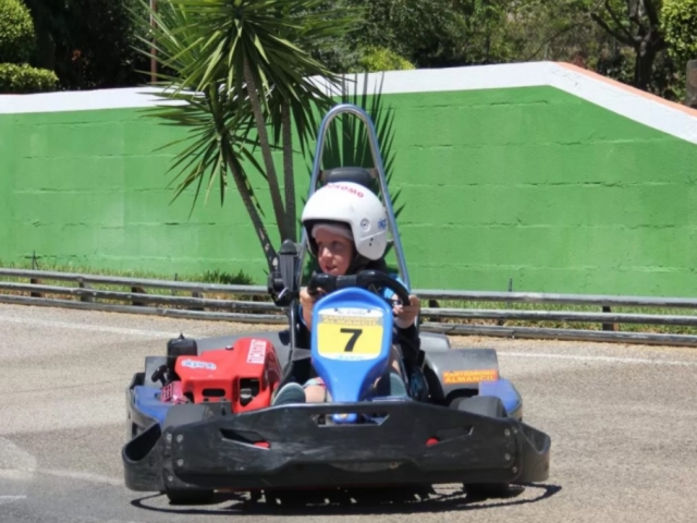 Nino subido en el kart junior