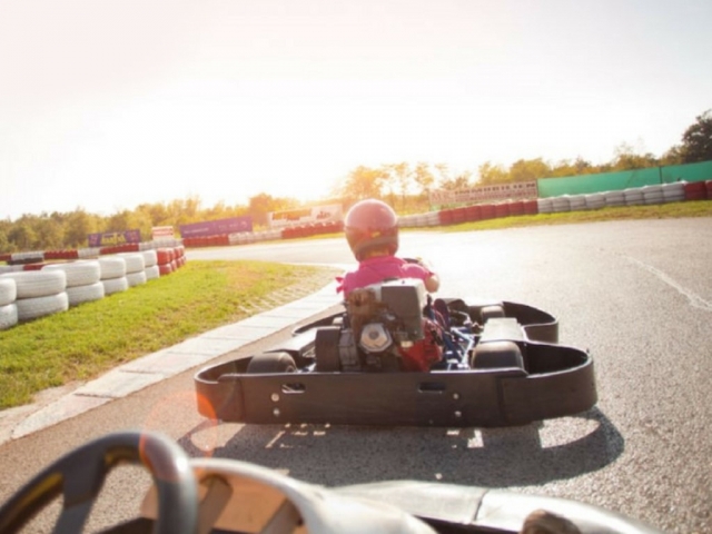 Tomando la curva a toda velocidad en los karts