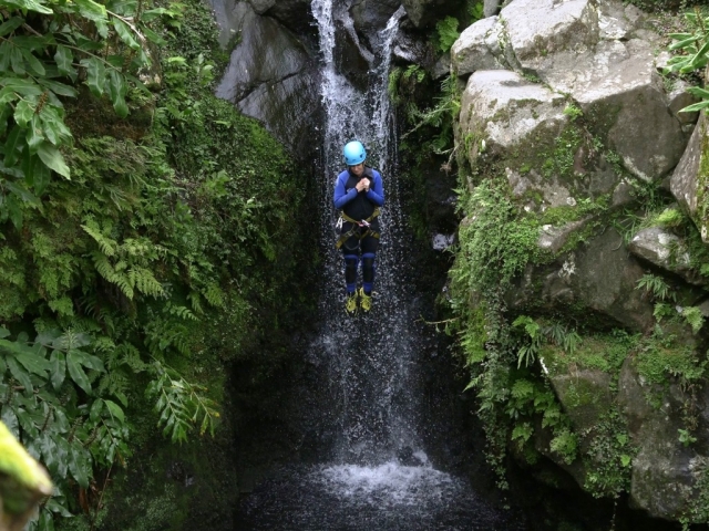 Saltando por la cascada