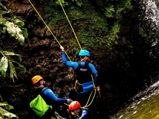 Haciendo rápel en Sao Miguel
