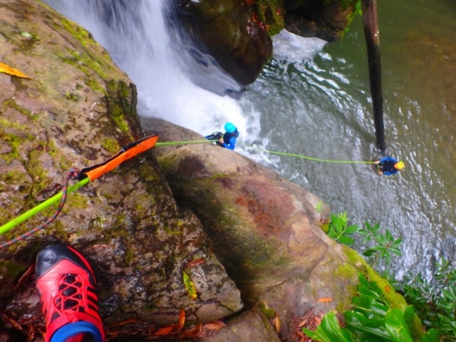 Rapelando por la cascada