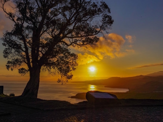 Viendo atardecer en Sao Miguel