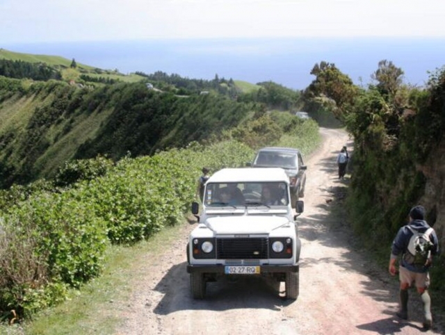 Con los Jeep por el camino de tierra