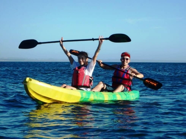 Pareja subiendo en kayak