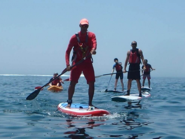 El grupo practicando paddle board en Sesimbra
